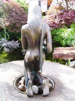 Bronzefigur Noèlle Klein (Art.Nr. 88279) -Gartenbedarfs Geschäft bronzefigur noelle hinten 1280x1280