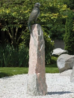 Bronzefigur Roter Milan Auf Säule (Art.Nr. 88568)